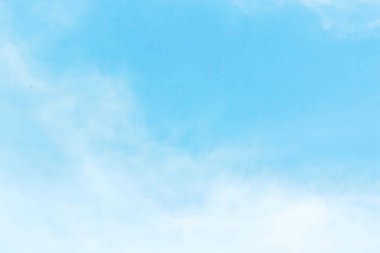 Bulutlar havada yüzer çekici görüntüler bir gün vardır..