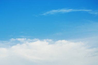Gökyüzünün gökyüzünde yüzen küçük bir bulut var.