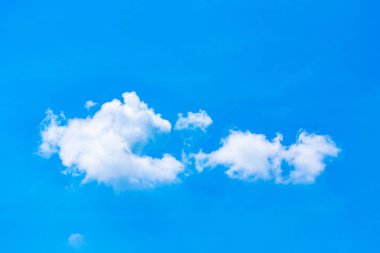 Mavi gökyüzünde bulutlar hava.