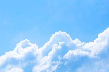 Mavi gökyüzünde bulutlar hava.