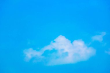 Yaz mavi gökyüzünde beyaz bulutlar.