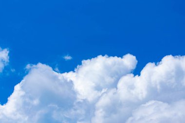 Beyaz bulut içinde elektronik bağlantı.