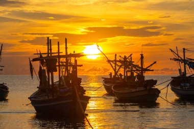 Sabah güneşiyle Denizde bir tekne.