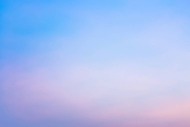 Gökyüzü güneşli bir günde gökyüzünde yüzen.