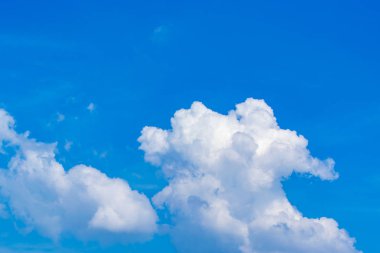 Mavi gökyüzünde bulutlar hava.