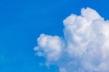 Bulutlar doğa bir parlak gökyüzü gün içinde.