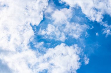 Güneş, gökyüzü bulutlar ve gökyüzünde güneş ile gündoğumu.