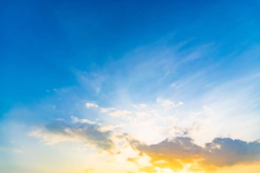 Güneş, gökyüzü bulutlar ve gökyüzünde güneş ile gündoğumu.