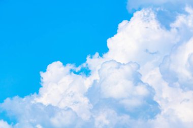 Mavi gökyüzünde bulutlar hava.