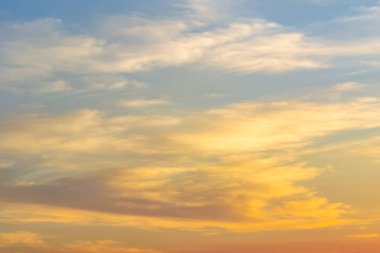 Güneş, gökyüzü bulutlar ve gökyüzünde güneş ile gündoğumu.