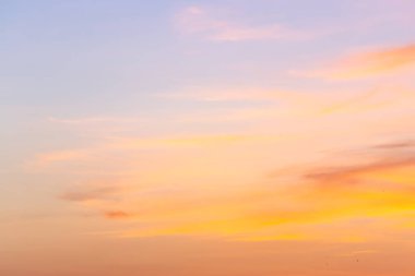 Güneş, gökyüzü bulutlar ve gökyüzünde güneş ile gündoğumu.