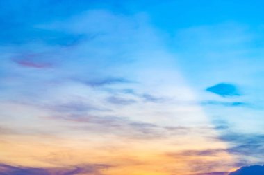 Güneş, gökyüzü bulutlar ve gökyüzünde güneş ile gündoğumu.