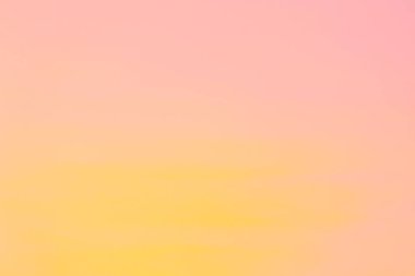 Güneş, gökyüzü bulutlar ve gökyüzünde güneş ile gündoğumu.