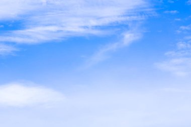 Mavi gökyüzünde bulutlar hava.