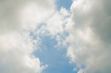  Küçük yaz bulutlar ile mavi arka plan.