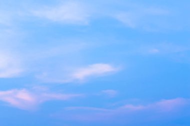  Sabah gökyüzüne yağmur duşlu yağmur mevsimi.