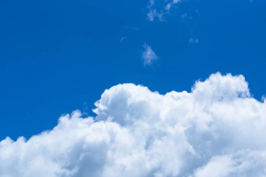 mavi bulutlu gökyüzü arkaplanı.