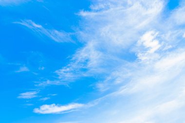  Gökyüzü ve gökyüzü mavi veya mavi parlak beyaz arka plan olarak yaz aylarında vardır.