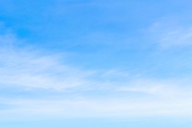  Güzel beyaz bulutlar üzerinde çeşitli hava koşullarında mavi gökyüzü.