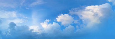  Mavi gökyüzü ve beyaz bulutlar tasarımı için gün ışığında görüntüsü.