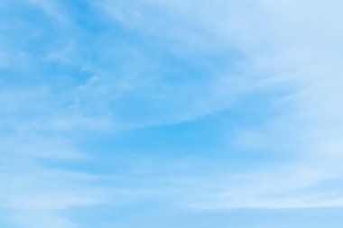 Mavi gökyüzünde bulutlar hava.