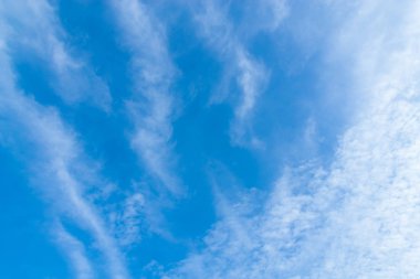 Parlak gökyüzü üzerinde mavi gökyüzünde bulutlar.