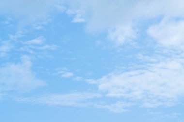 Bulutlar ışık ile akşam katmanlara ayrılır.