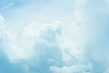  Aynı gün tüm hava gününde beyaz bulutlar ile mavi gökyüzü.