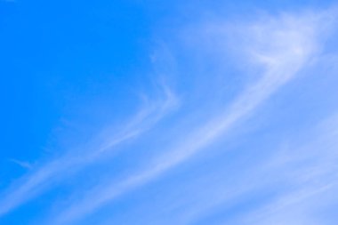 Bulutlar gökyüzü mavi gökyüzü küçük gökyüzünde yüzen. 