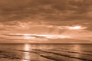  Güneş sabah sepya stil denizden yükselmeye başladı.