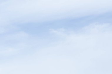 Gökyüzü yavaşça bulutlar mavidir