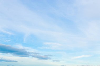 Mavi gökyüzü bulutlu hava açık ve yaz aylarında hava güzeldir.