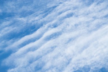 Mükemmel gökyüzü ve beyaz bulutlar.