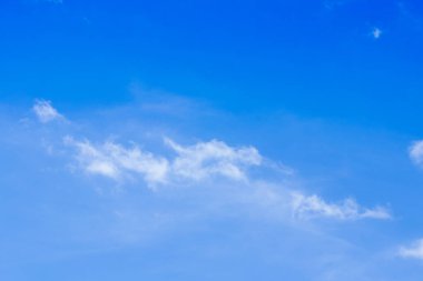 Gökyüzü beyaz bulutlarla mavidir.