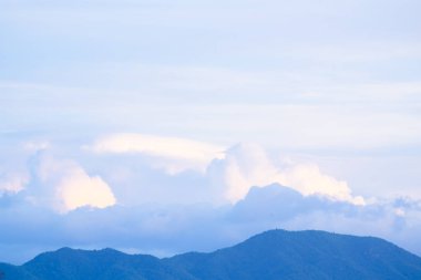  Mavi gökyüzünde bulutlar beyaz, serin günü.