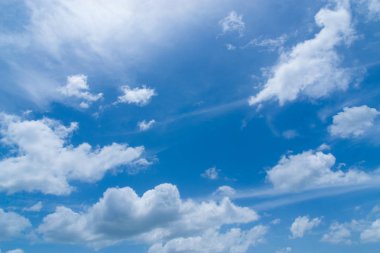 Doğal arka plan mavi gökyüzünde yumuşak bulutlar soyut görünümünü.