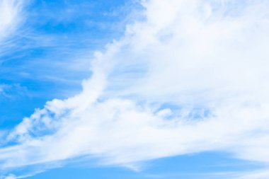 Mavi gökyüzünde bulutlar hava.