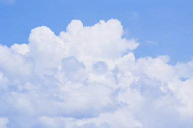  Aynı gün tüm hava gününde beyaz bulutlar ile mavi gökyüzü.