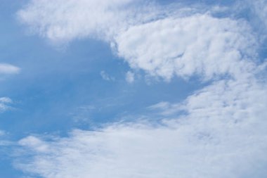  Büyük mavi gökyüzü yere ve dağlara yukarıda su kapsar.