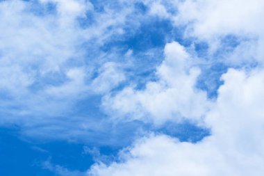  Sıcak mavi gökyüzü, beyaz bulut ve güneş.