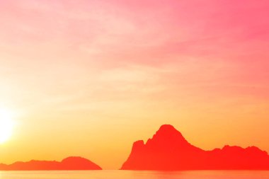 Tayland Körfezi sunrise plajda şafak parlak renkler.