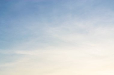 Mavi gökyüzü ve beyaz bulutlar tatil parlama ile.