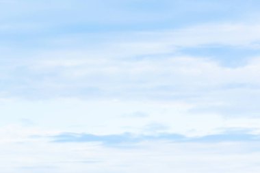 Mavi gökyüzü bulutlu gün açıktı ve hava yağışlı sezon sabah iyiydi.