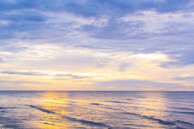 Güneş sabah denizden yükselmeye başladı.