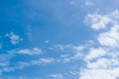 Güzel mavi gökyüzü arka plan şablonu ile giriş kısa mesaj için biraz boşluk.