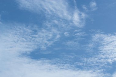  Beyaz bulutlar buz kış siyah beyaz tarzı mavi gökyüzünde.