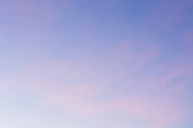  Güneş, gökyüzü bulutlar ve gökyüzünde güneş ile gündoğumu.