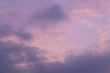  Gökyüzü mavi ve beyaz bulutlar, Gökyüzü mavidir ve Gökyüzü mavidir.