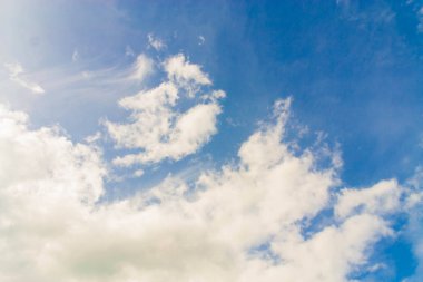  Şehrin üzerinde yüzen bulutlar mavi gökyüzü dolu.