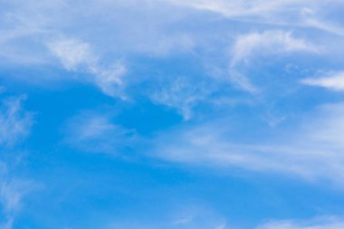 Beyaz bulutlar bir yağmurlu günde garip garip.